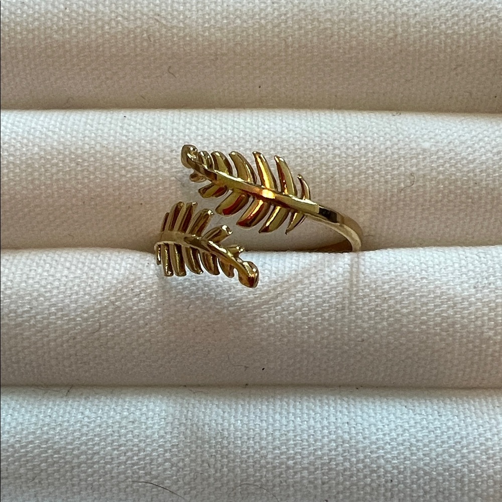 Elegant Gold Kinsley Armelle Leaf Ring